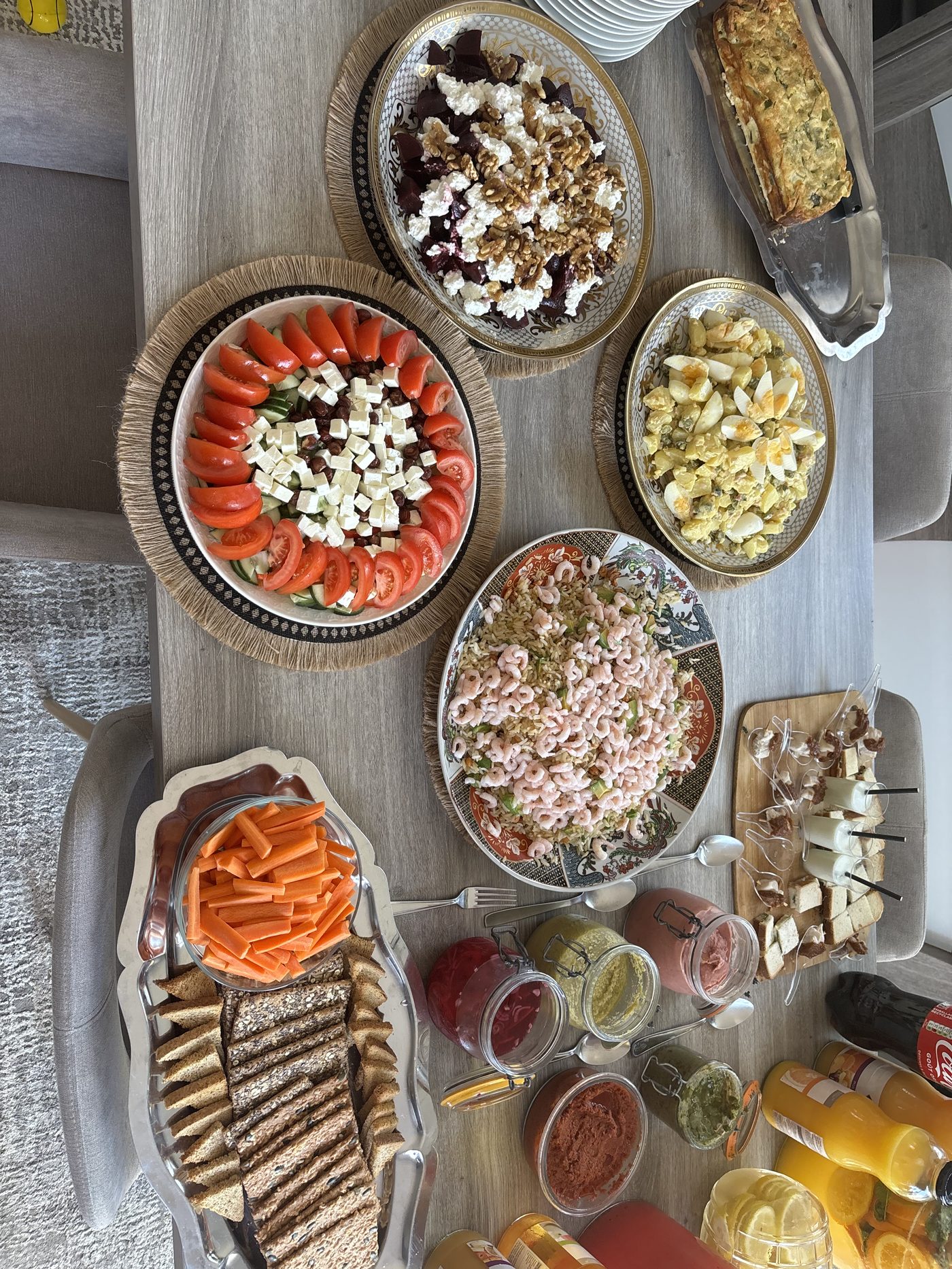 Buffet d'entrées variées pour réception
