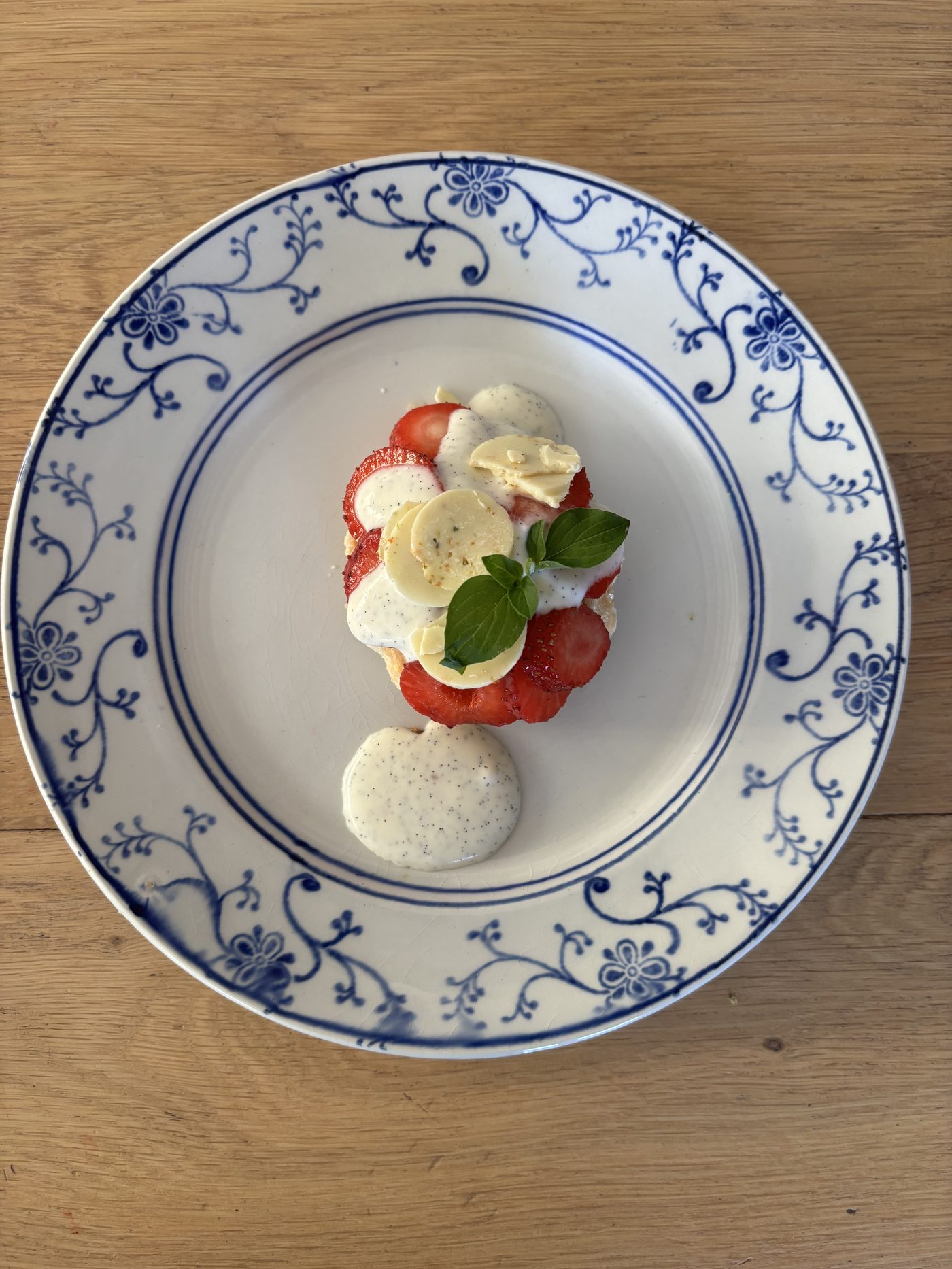 Crème vanille, fraises et basilic
