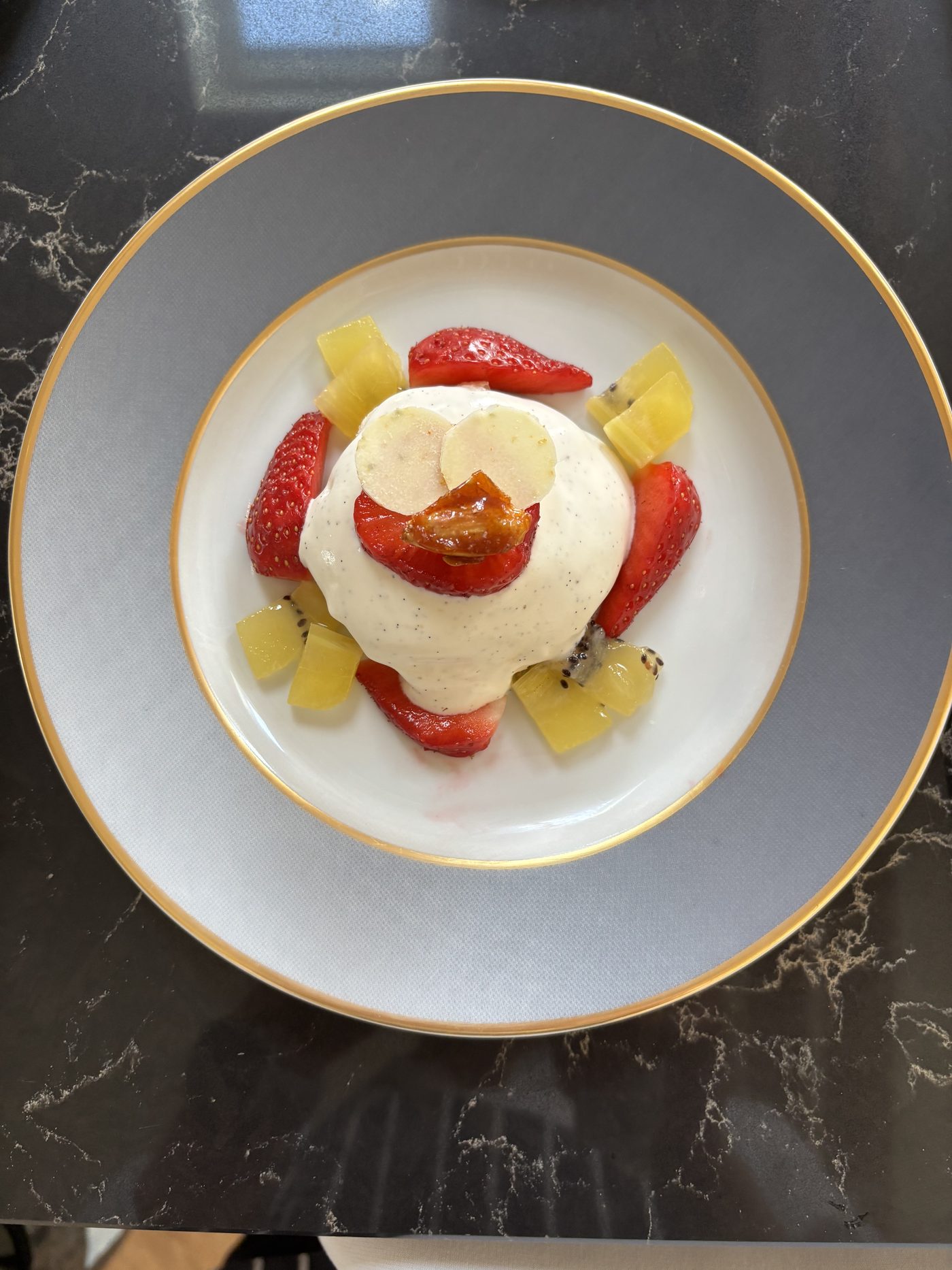 Panna cotta, fraises et kiwi
