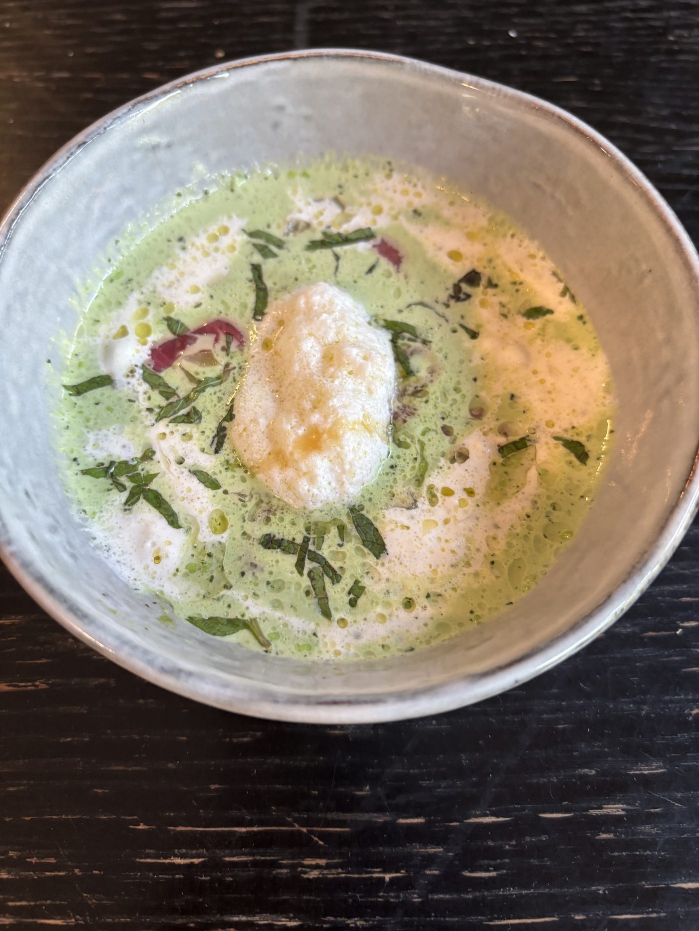 Velouté vert et œuf poché